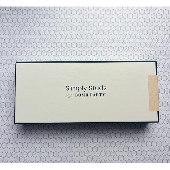 NWT 🌴 STUD EARRING SET - Picture 6 of 6